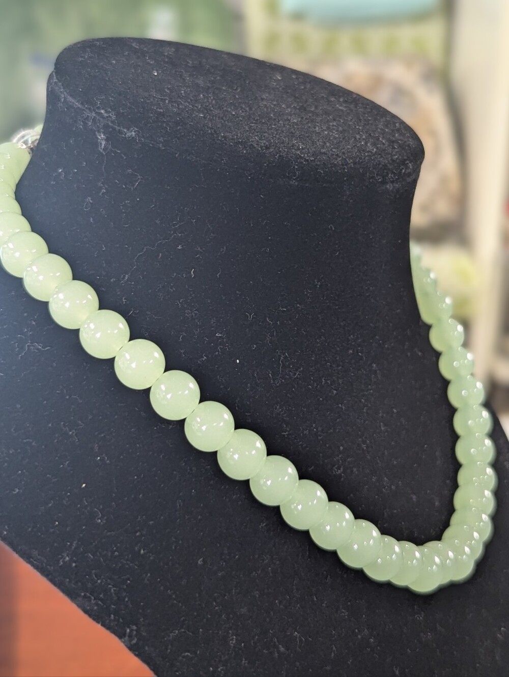Light Green Jade Beaded Necklace - 10mm Beads, 18 Inches Long- New - Picture 2 of 4